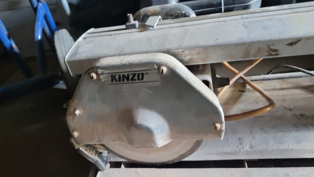 Плиткоріз в робочому стані