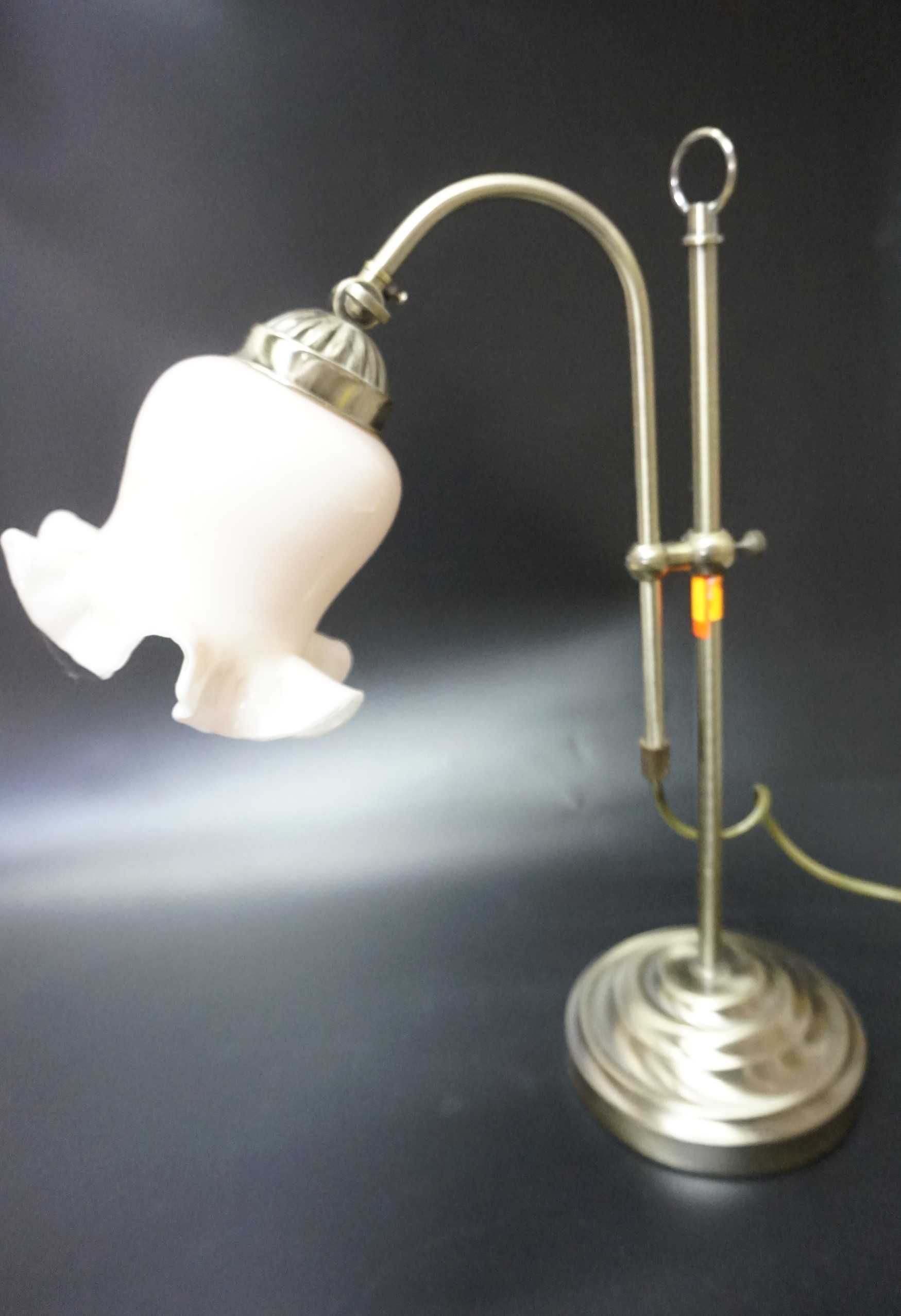 Lampa z trzonem i ramieniem z błyszczącego mosiądzu
