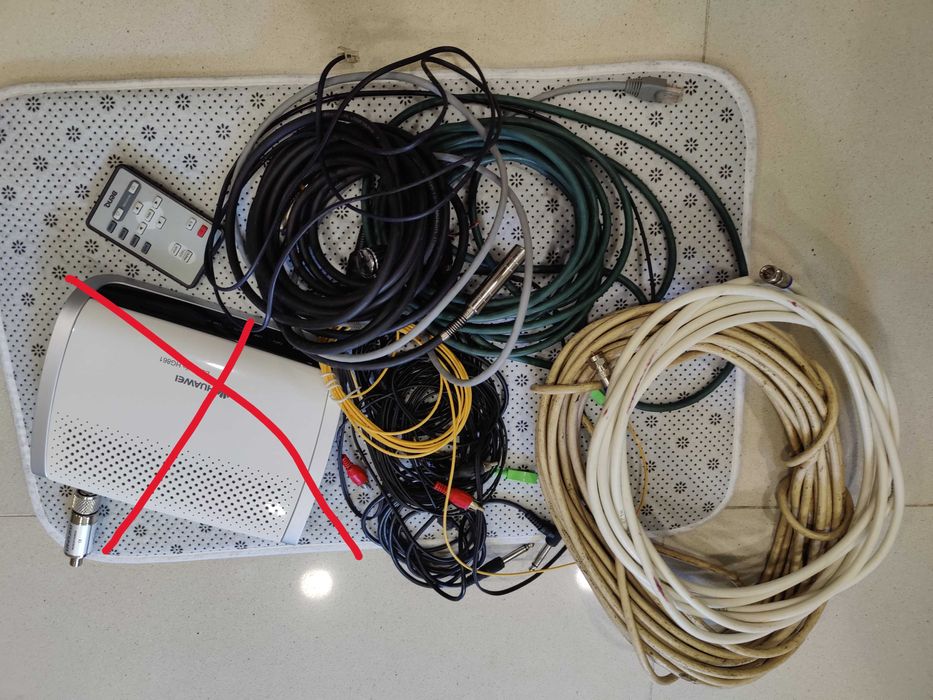 Lote de cabos audio/video, router e comando