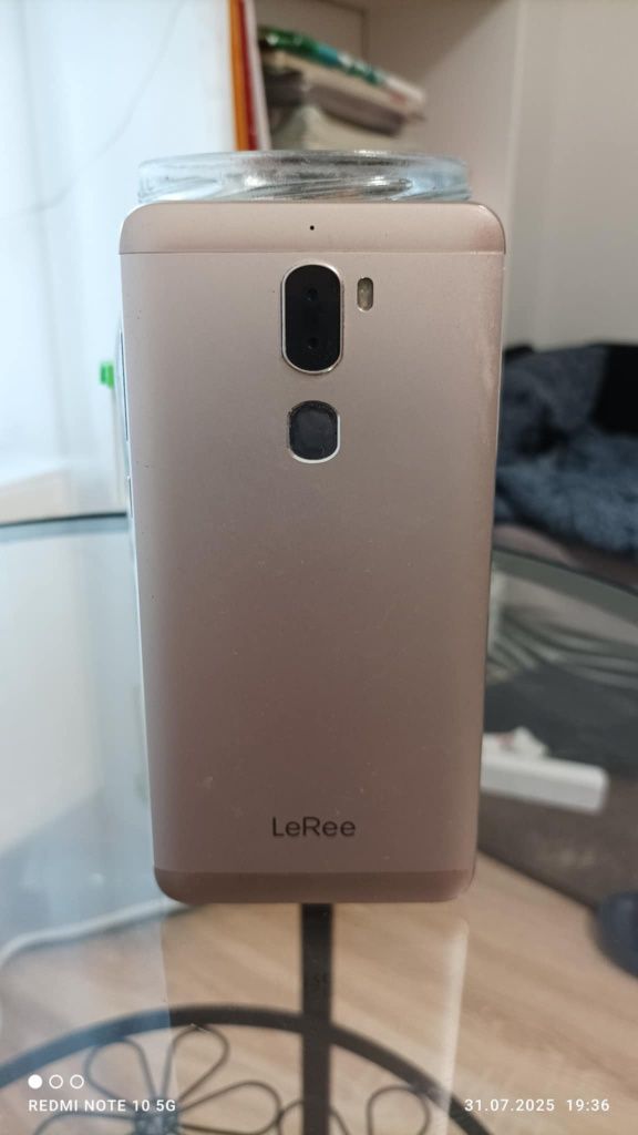 Telefon leree le 3 wizualnie w stanie bardzo dobrym jest zresetowany
