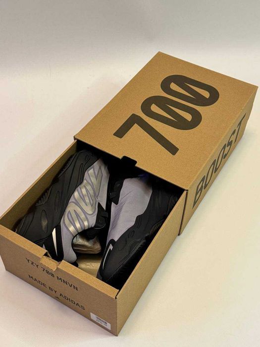 Оригінальні Adidas YZY, YEEZY BOOST 700 44р MNVN Geode, US10. Нові