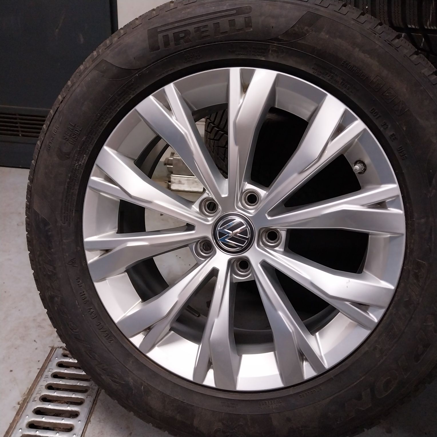 Całe Koła Zimowe VW Tiguan R17 5x112 7J ET 40