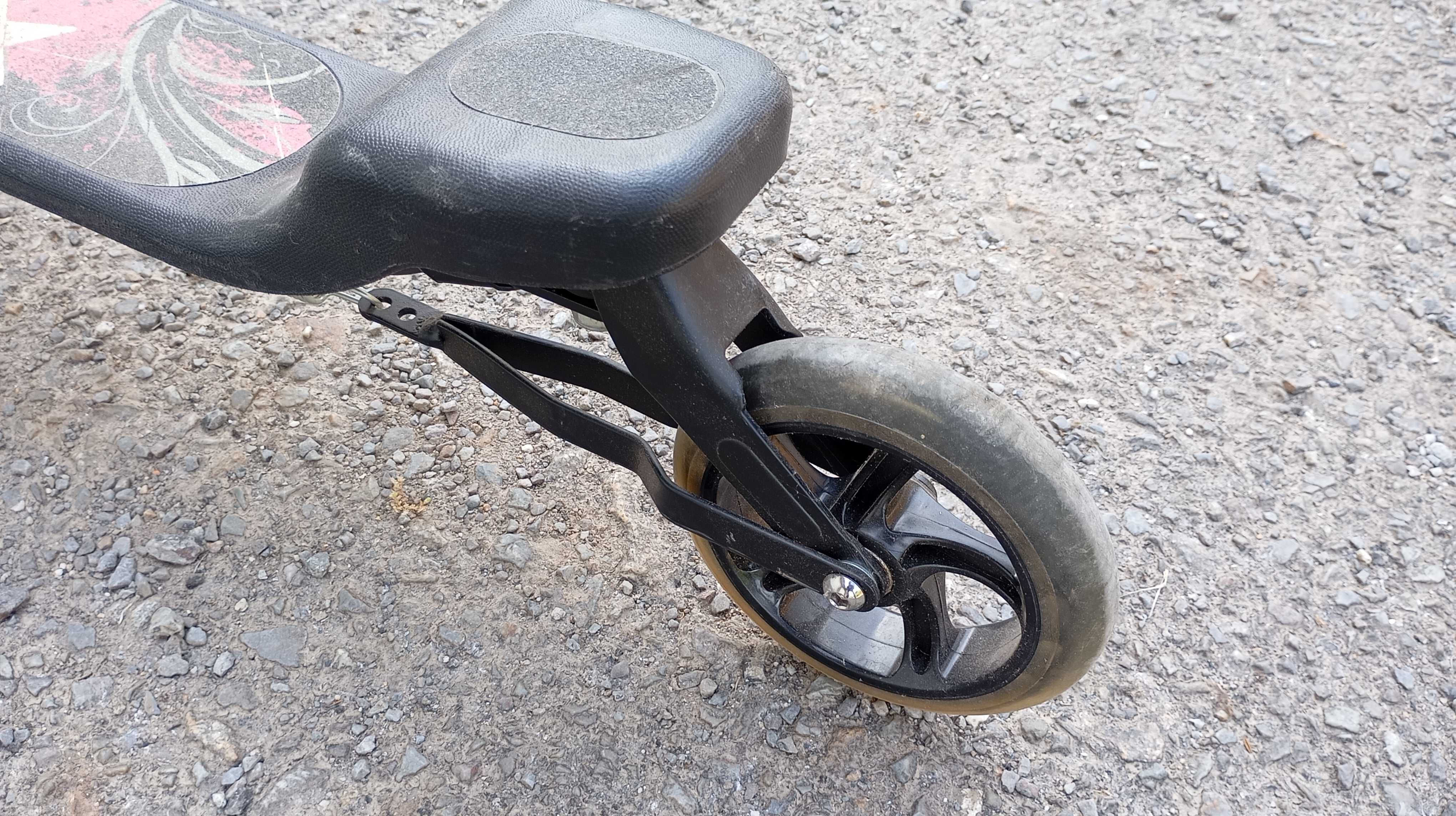 Trotinete de 3 rodas, dobrável, com travão guiador.