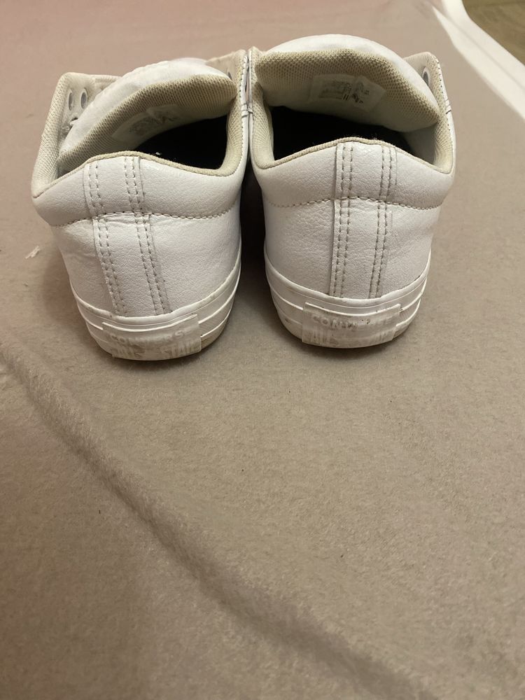 Converse   biale