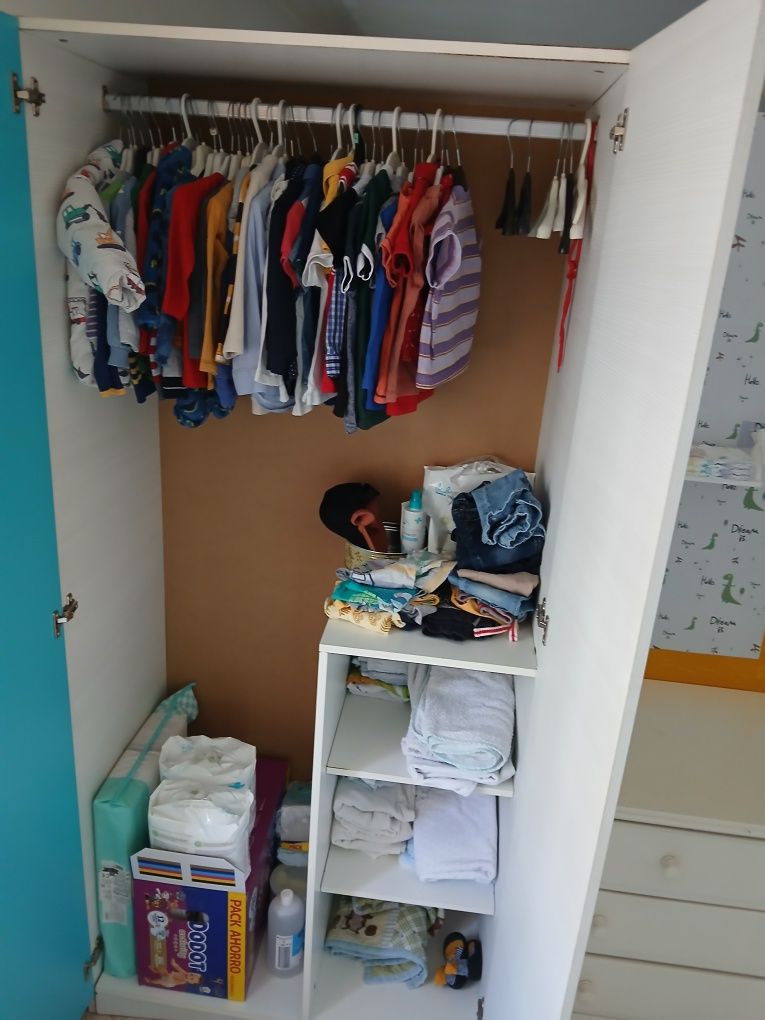 Roupeiro usado com uma porta em azul