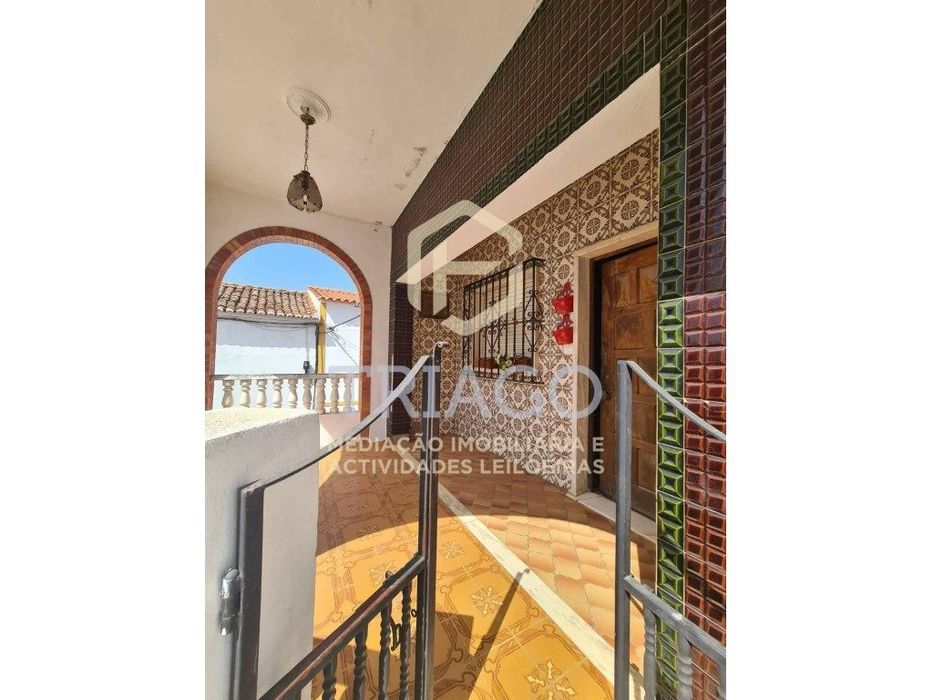 Moradia com 3 pisos com entradas independentes