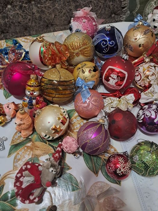 Продаётся искусственная красивая ёлка 1.80 высота с  игрушками, шары с