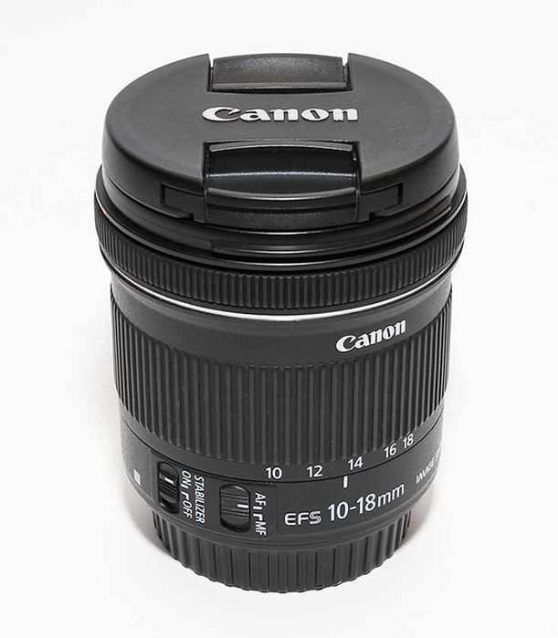 Canon EF-S 10-18mm 1:4.5-5.6 IS STM com parasol e caixa
