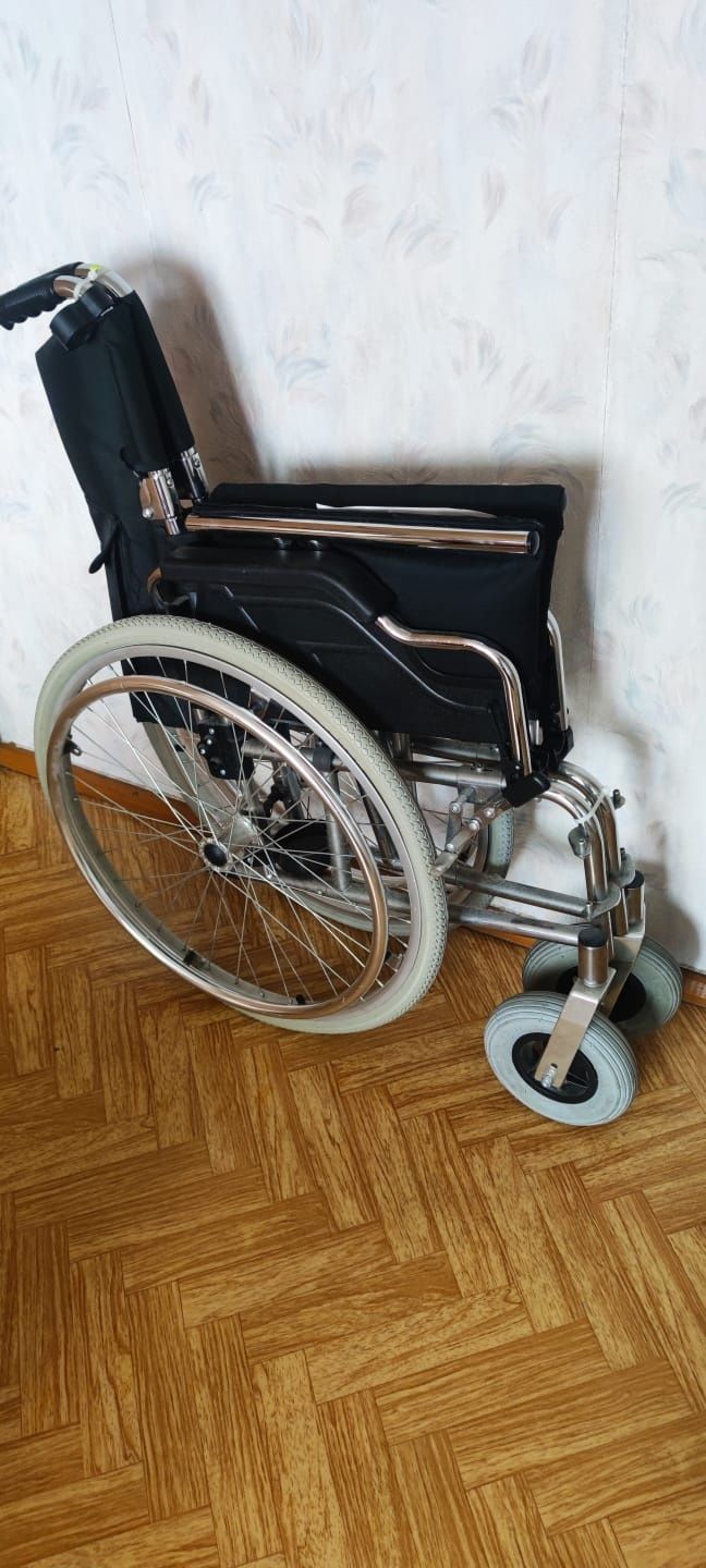 Wózek inwalidzki. Nowy.