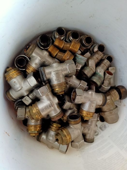 Duży zestaw zaworów mosiężnych