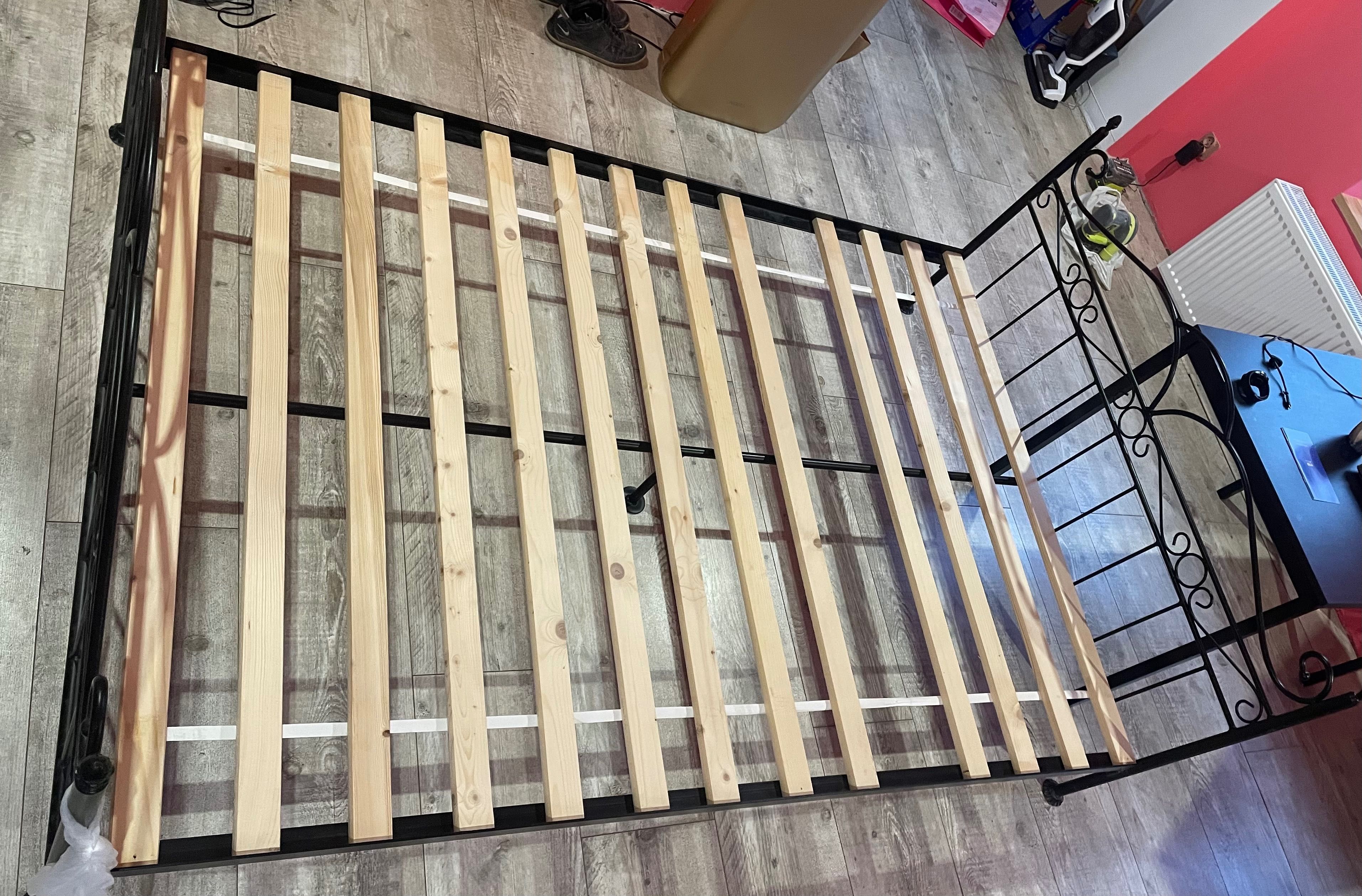 Łóżko metalowe z drewnianym stelażem 140x200