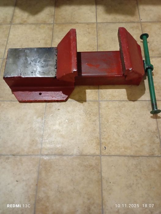 Тиски большие слесарные