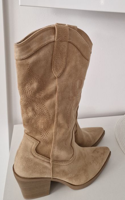 Kowbojki zamszowe "Bershka".