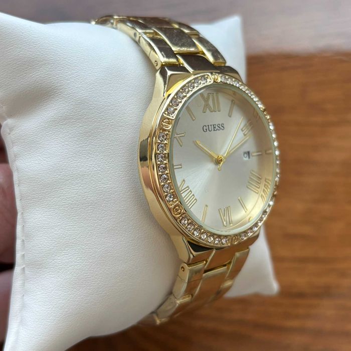 Жіночий годинник на браслеті Guess золотого кольору