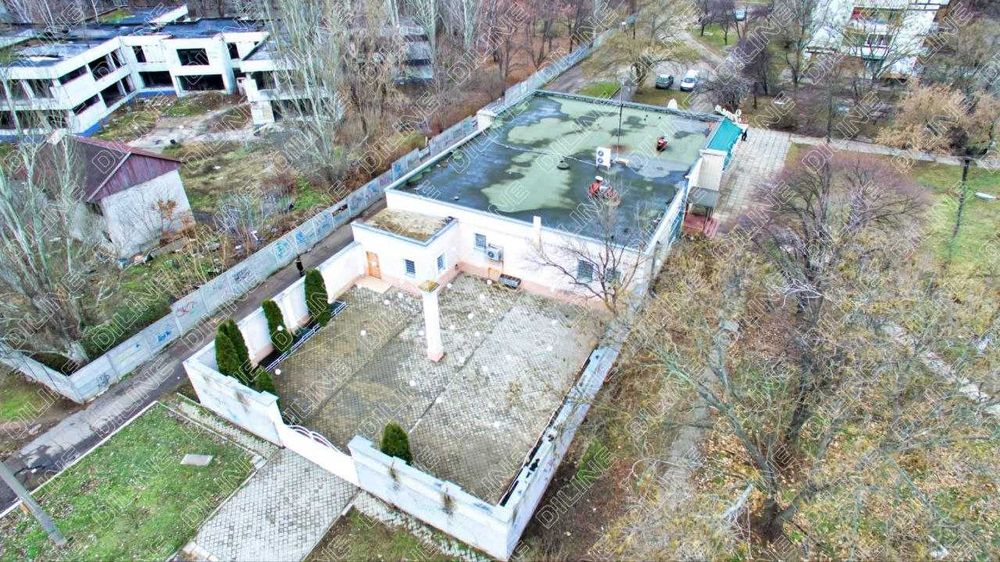 Здание с огражденной территорией на Правом берегу