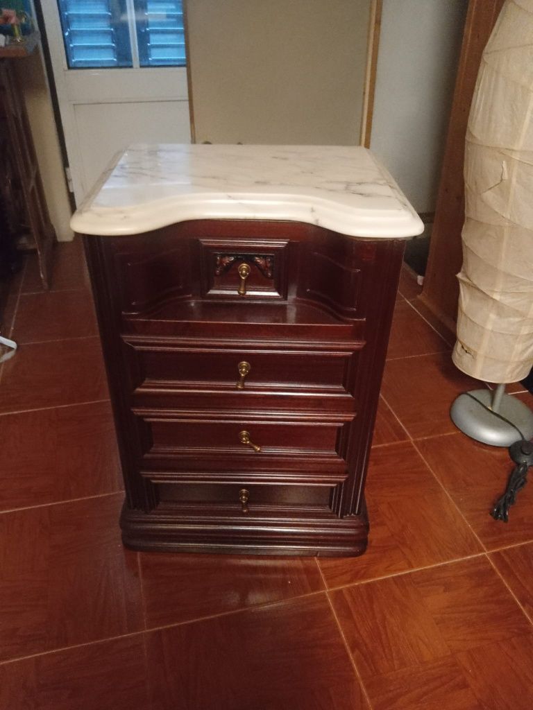 Cama, secretária com alçado e mesa de cabeceira