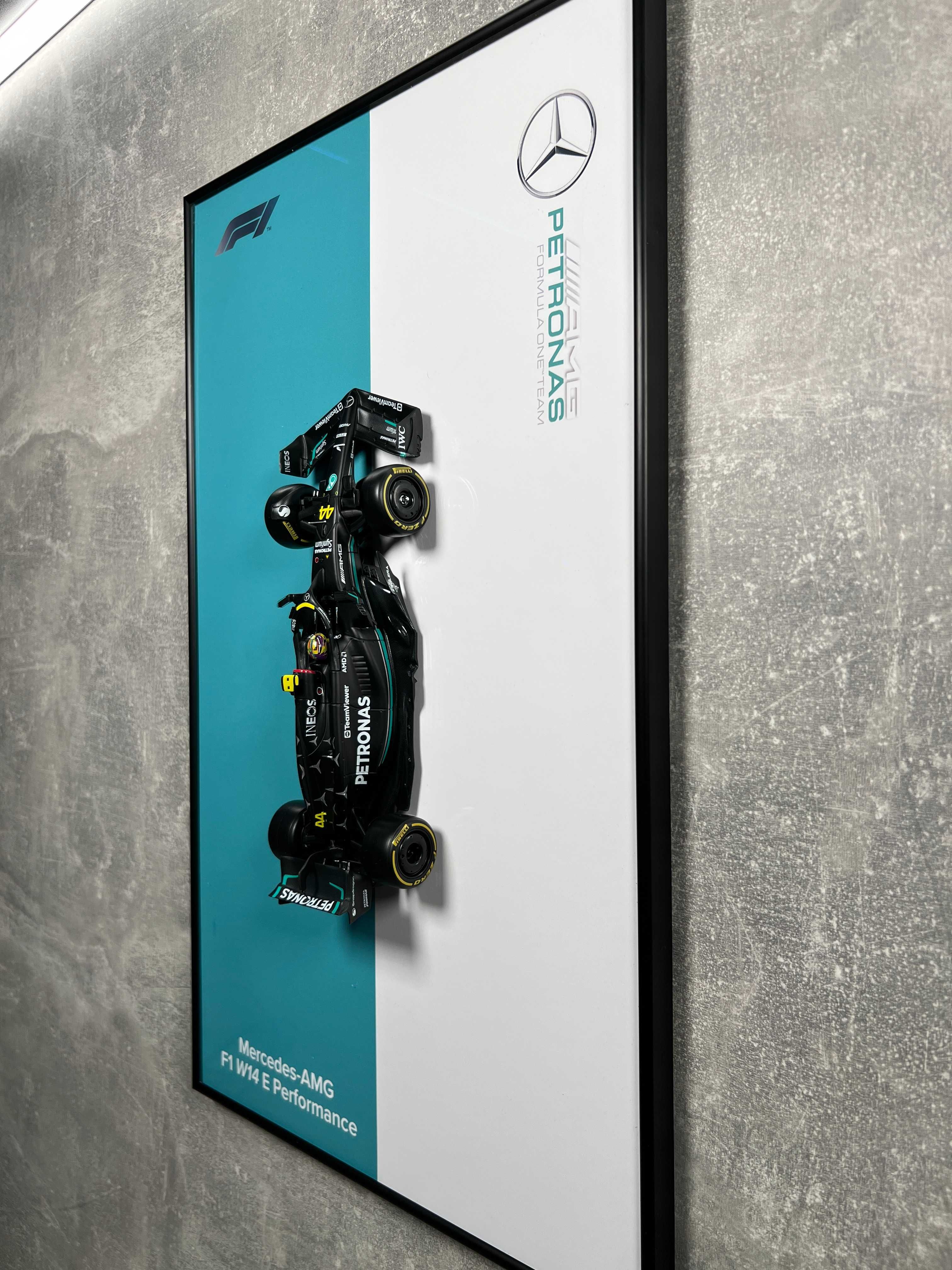 Модель Bburago F1 с Рамкой Mercedes AMG W14 2023 44 Lewis Hamilton