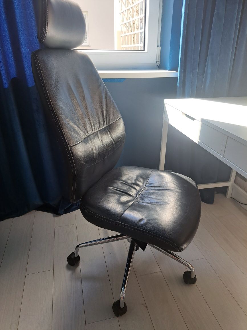 Fotel biurowy regulowany na kółkach
