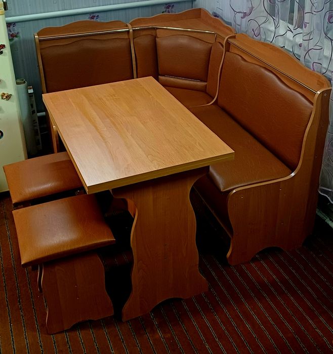 Продам кухонний куточок зі столом та табуретками