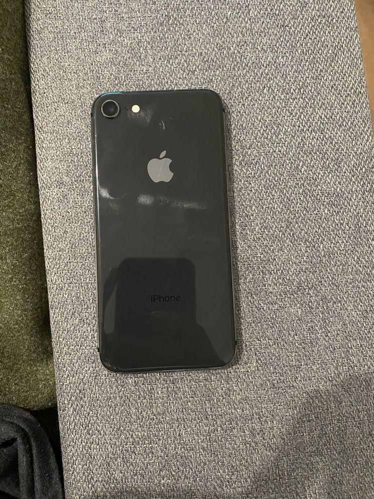 iPhone 8 usado, ótimo estado.