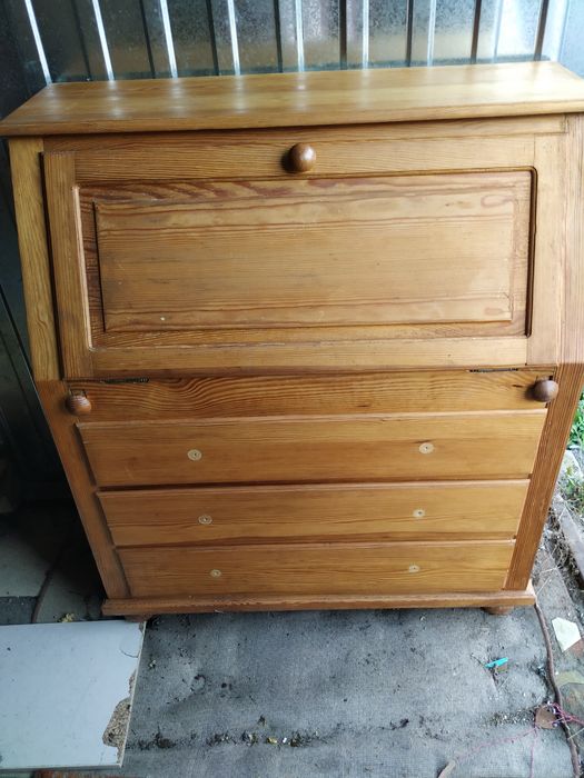 Drewniany sosnowy sekretarzyk