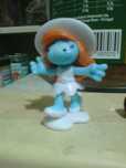 figura boneca smurfette 4cms pintada a mao