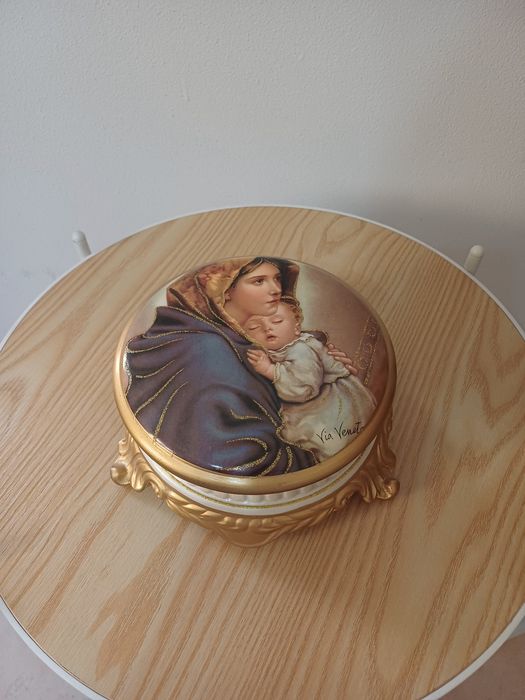 Шкатулка, підсвічники, піднос