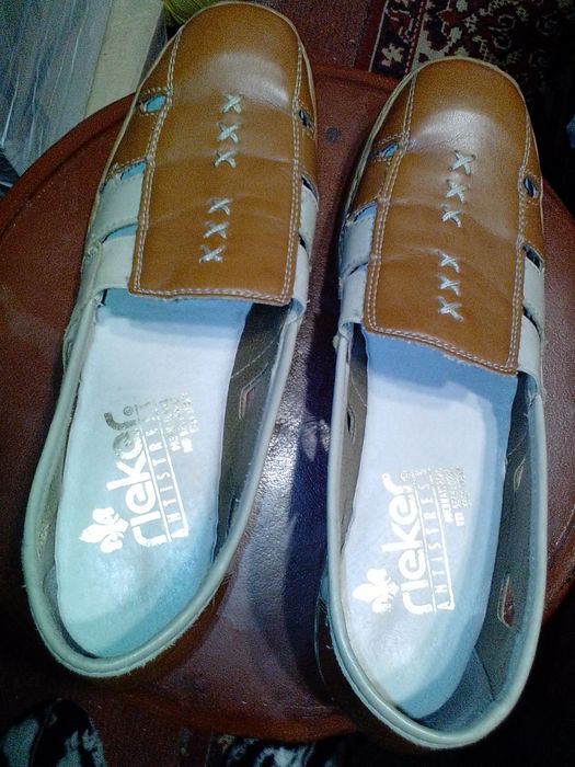 Взуття жіноче різне, чотири пари.Дивіться будь ласка