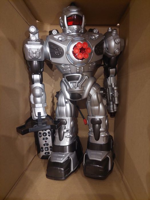 Robot na pilota. Strzela, tańczy, jeździ.