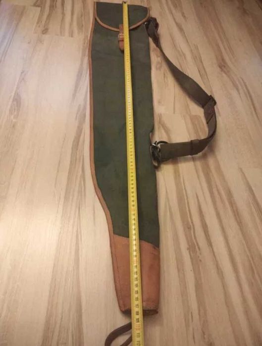 Parciany pokrowiec na wiatrówkę z  wyściółką i paskiem.