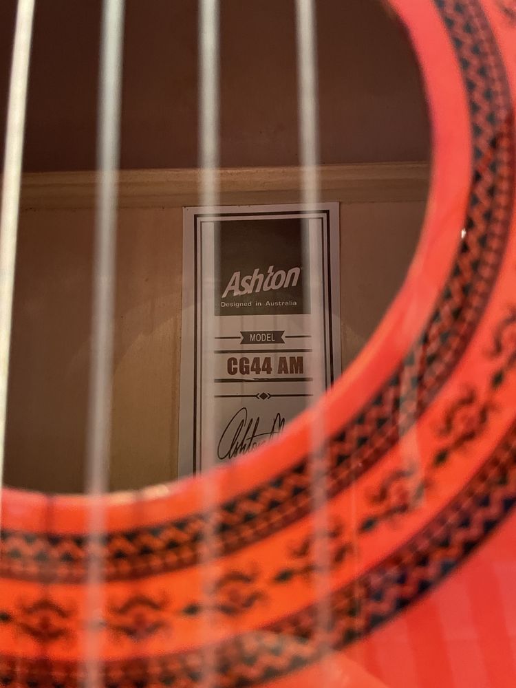 Guitarra cor vinho