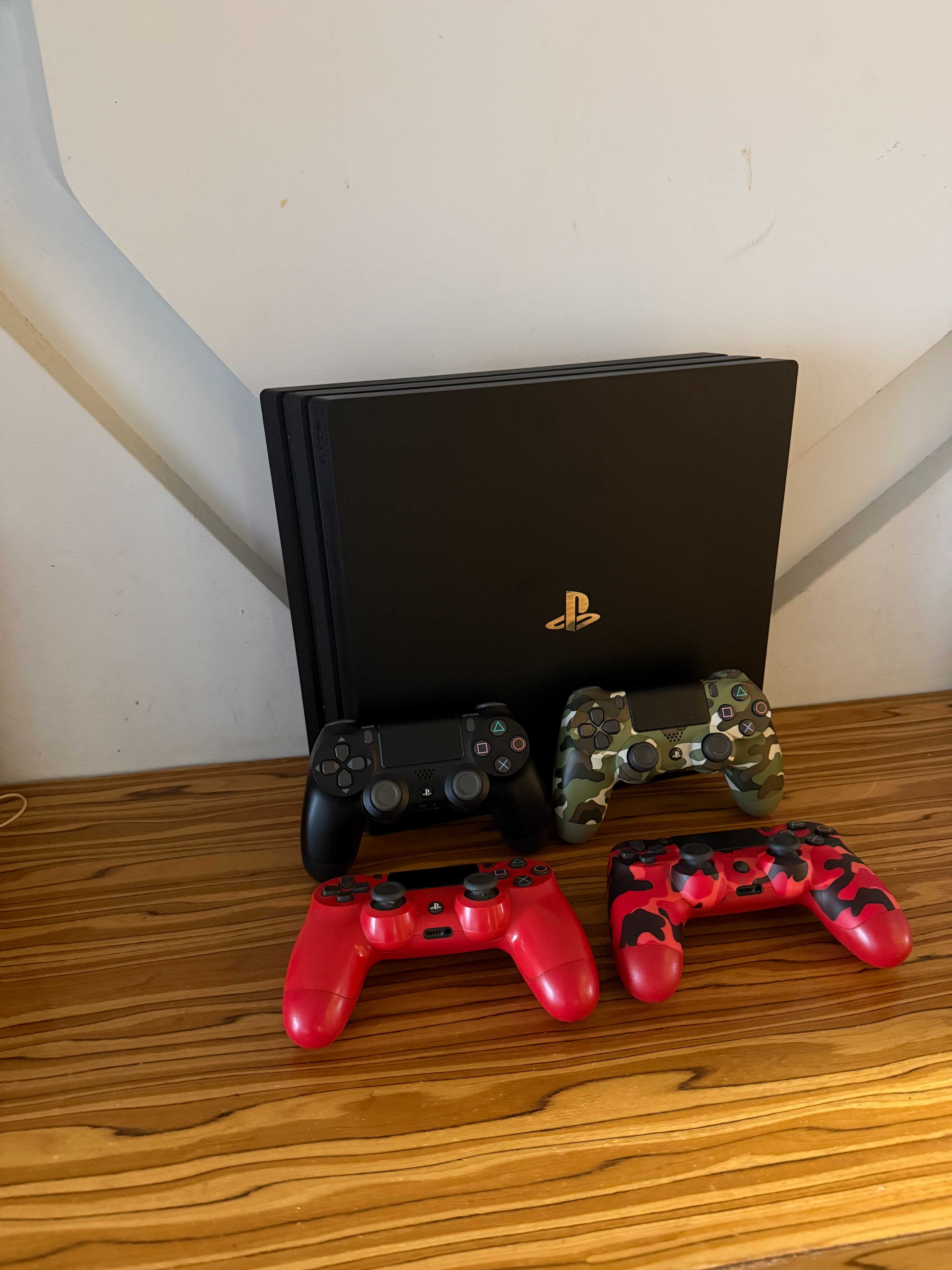 [PS4] Konsola PlayStation 4 Pro 1TB (CUH-7216B) + 4 Pady