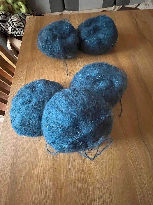 Sprzedam 5 motków mochairowej  wełny  waga 50g 1 motek 5 zl