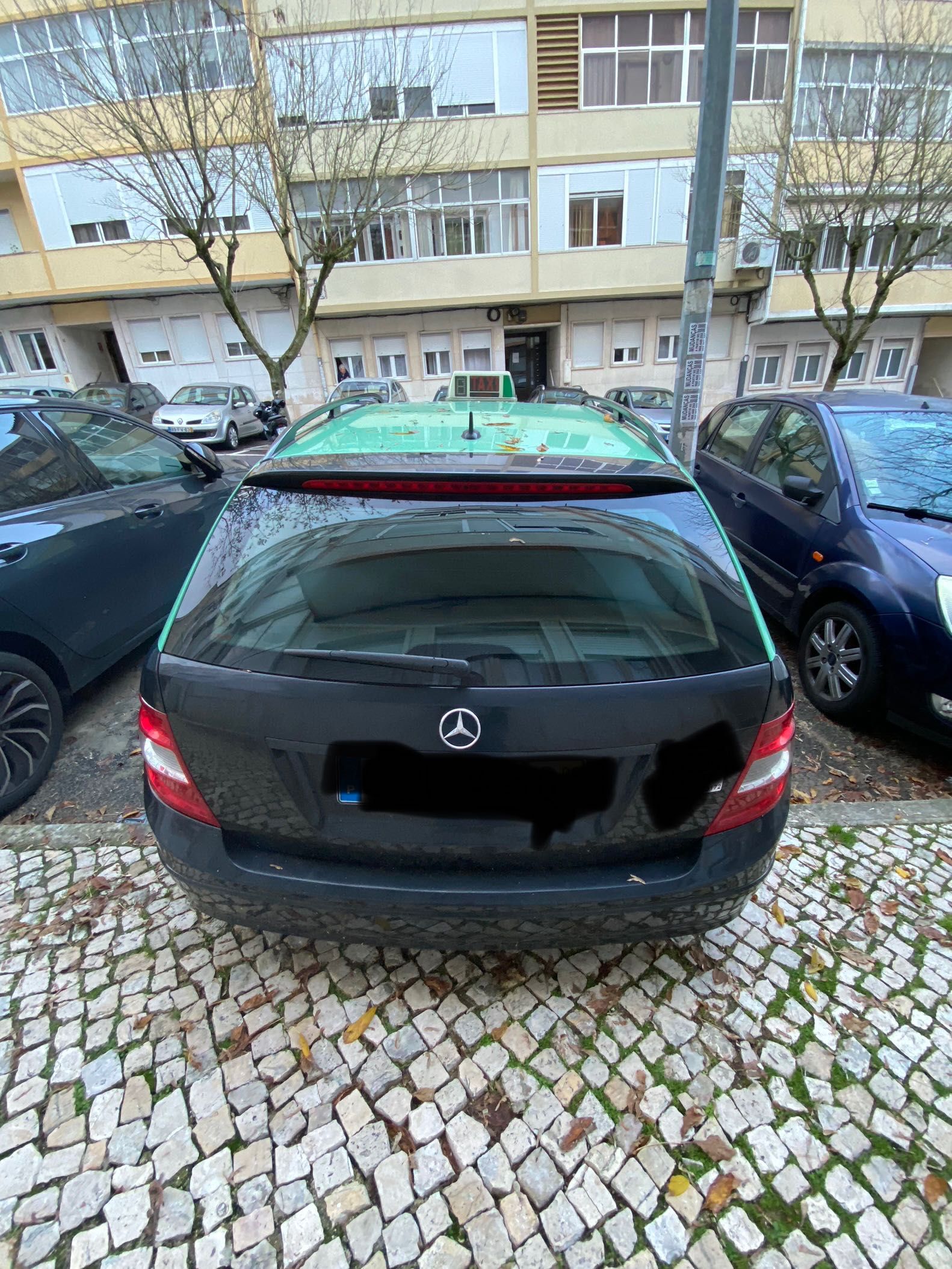 Firma de táxi em Lisboa com carro e sem dívidas