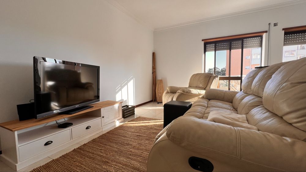 Sofá de 3 Lugares + Poltrona Chaise Longue — Reclináveis e em Pele