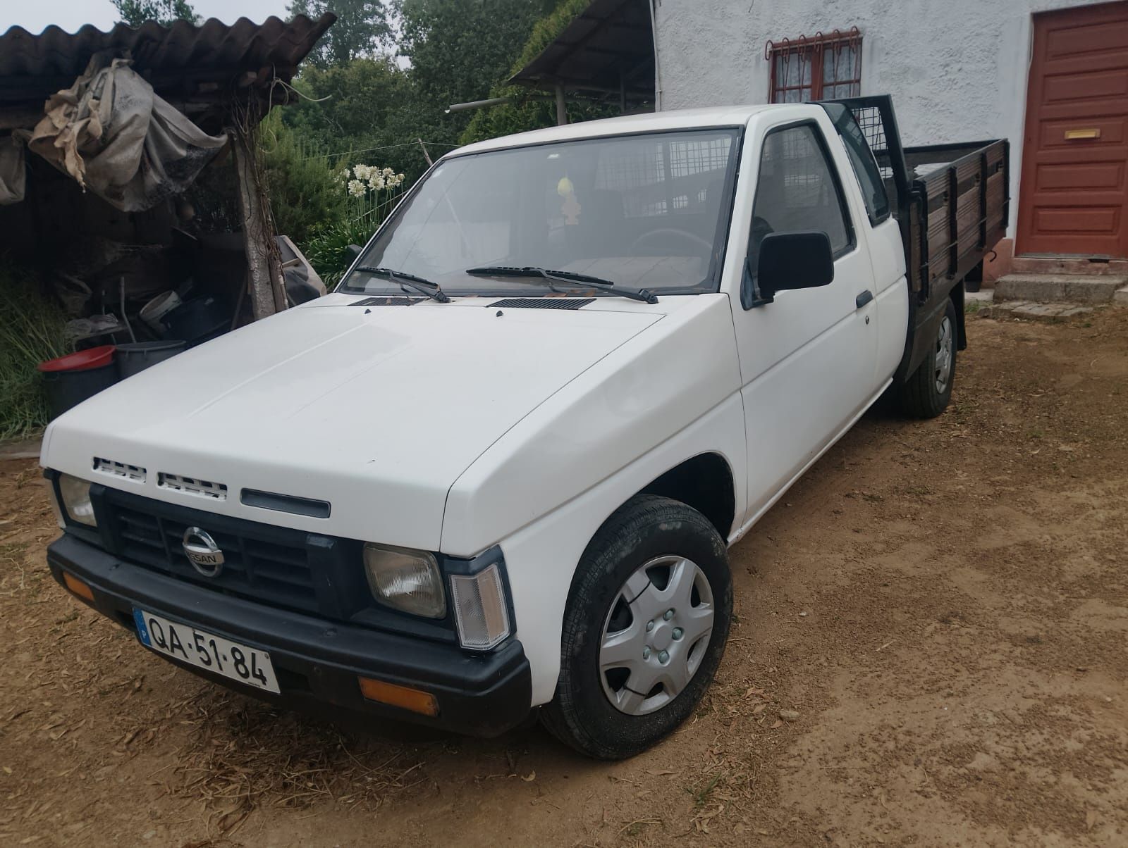 Carrinha Nissan caixa aberta