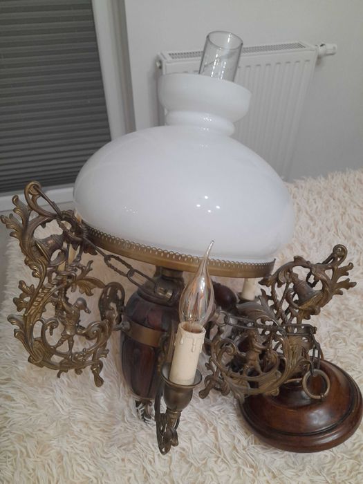 Piekny stylowy zyrandol