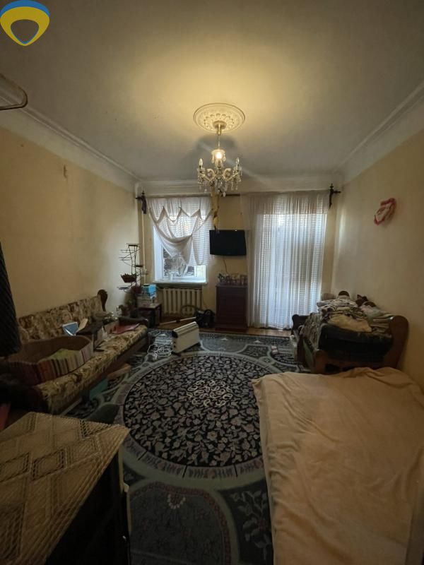 Сталинка двухкомнатная в центре Одессы.