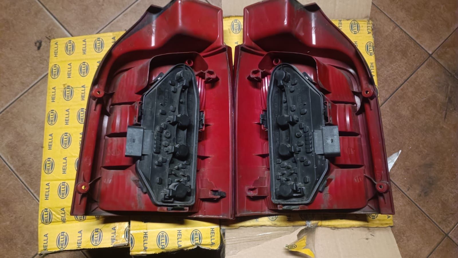 Lampy tył komplet VW T5 Caravelle Transporter Hella