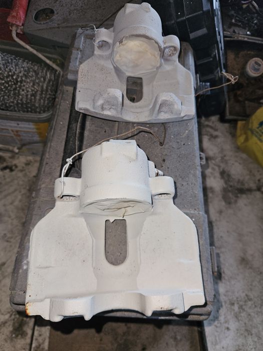 Zaciski hamulcowe przód