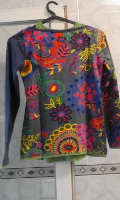 Camisola menina da Desigual. 9/10 anos. Em muito bom estado