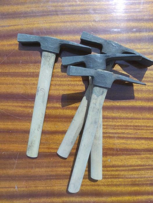 Молоток. Кирка. Інструмент муляра.