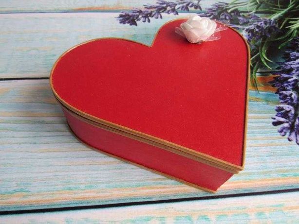 Шкатулка для украшений  в форме сердца красного цвета