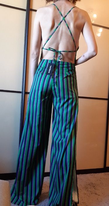 Комбинезон полоска, разрезы по бокам, открытая спина prettylittlething