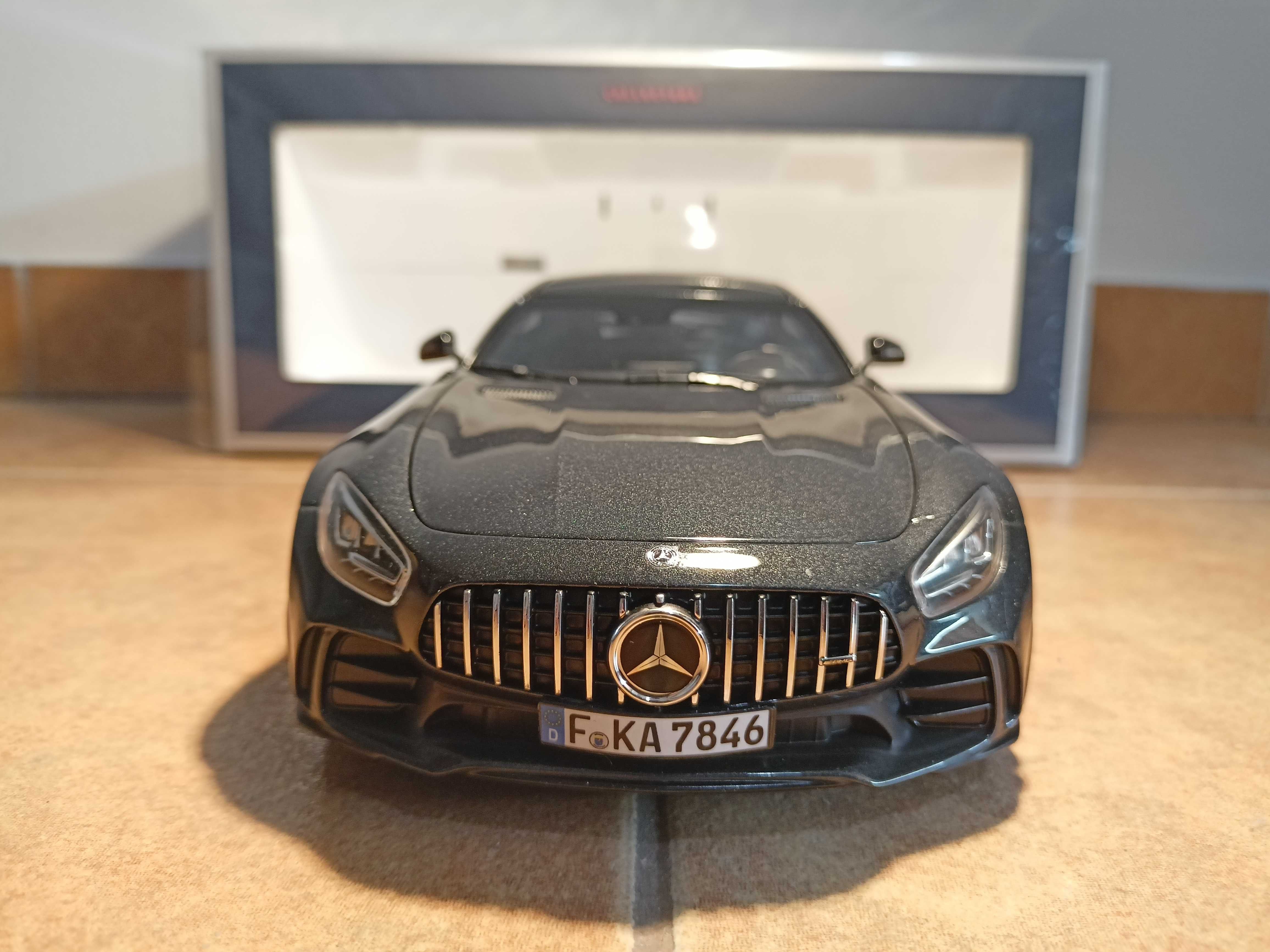 Mercedes AMG GTR model w skali 1:18 Norev/otwierane elementy