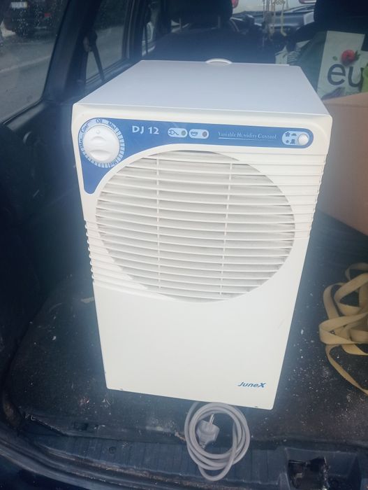 Desumidificador a trabalhar bem com deposito