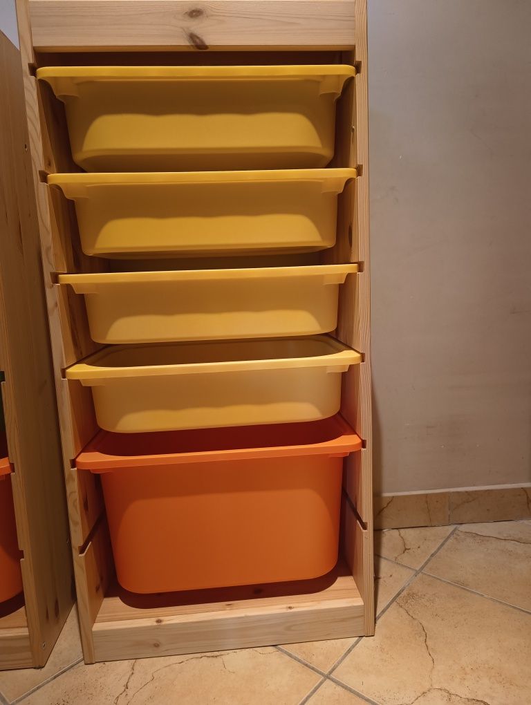 Dwa regały z pojemnikami IKEA jasna sosna