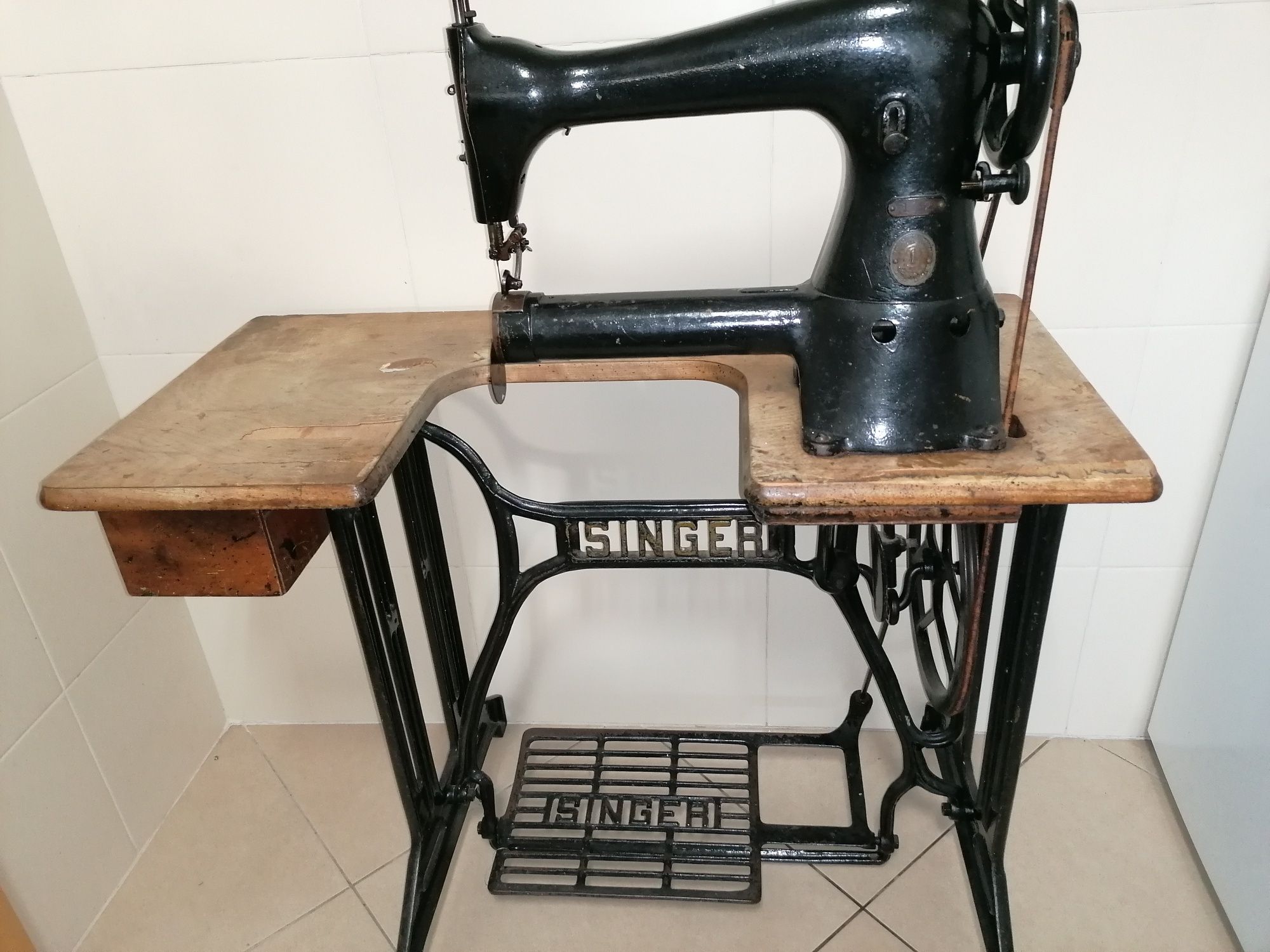 Vendo Máquina de costura, marca Singer