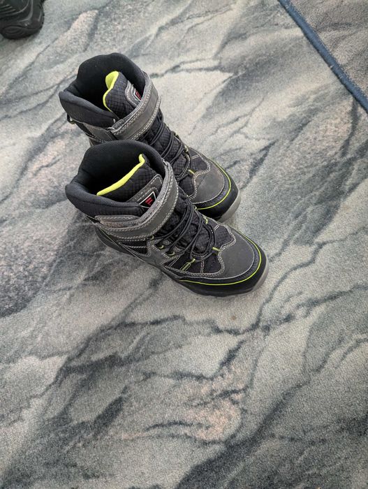 Продається зимове взуття для хлопчика