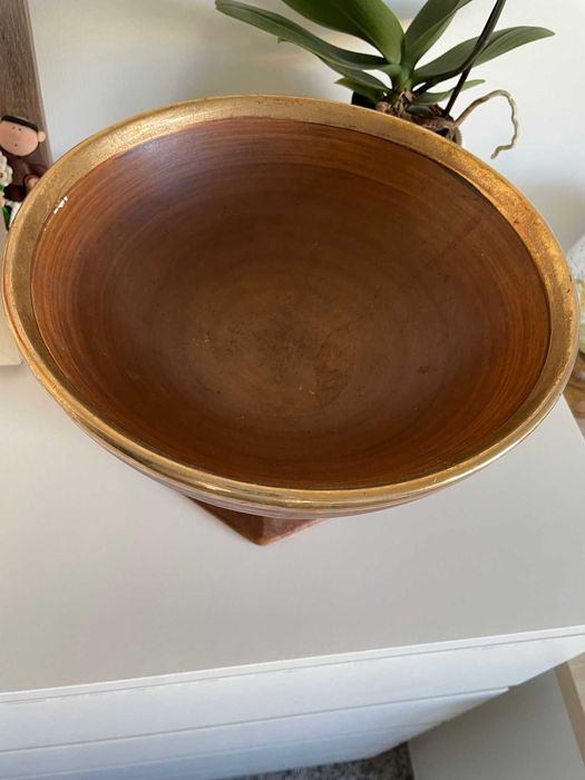 Patena Centro de Mesa  cor de couro e latão dourado
